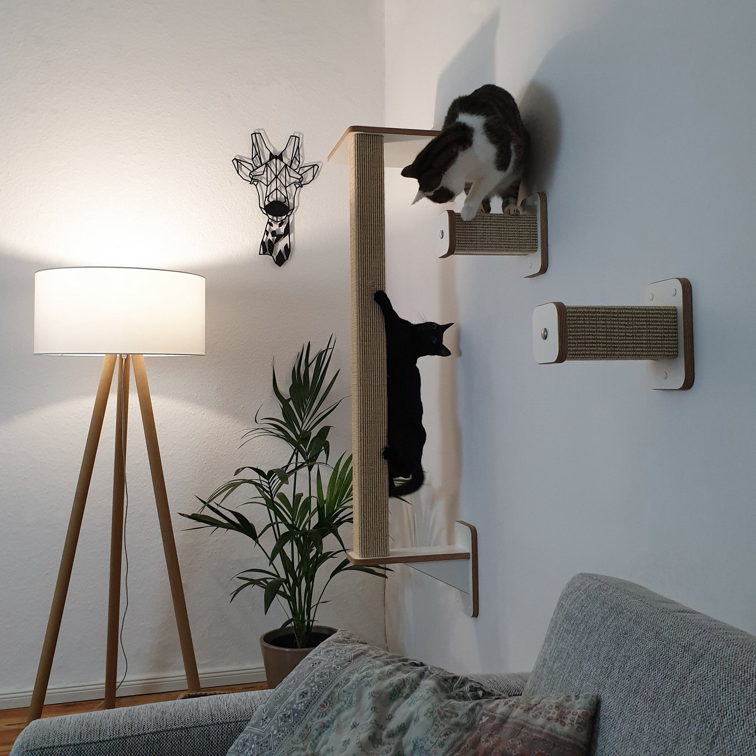 Seitliche Aufnahme eines Kratzbaums in Kombination mit zwei Hüpfstämmen in der Sisalfarbe sand, das Kletterwand trägt den Namen KATZENARTistik