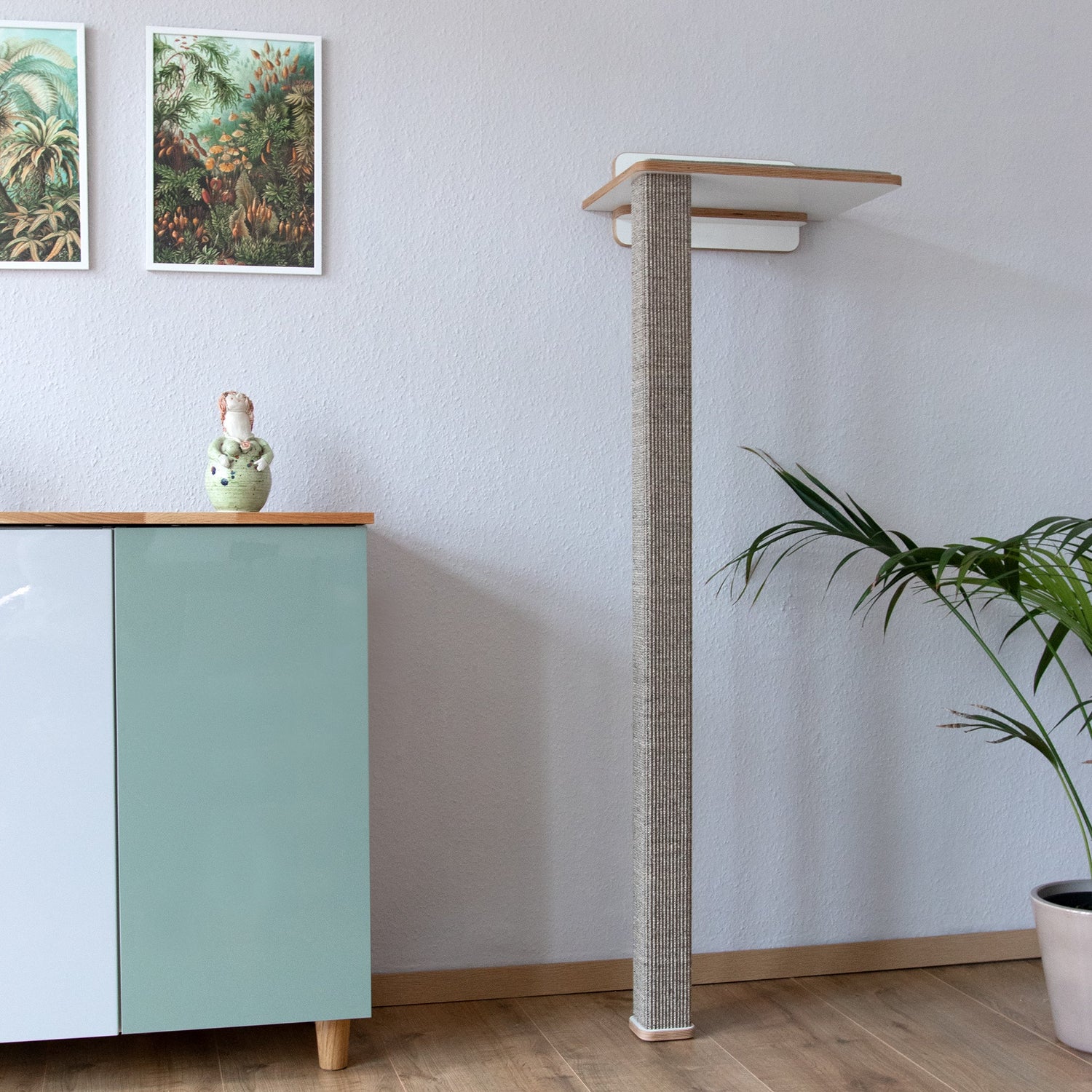 Frontalaufnahme Kletter-Kratzstamm ohne unteren Wandhalter in der Sisalfarbe grau-braun.